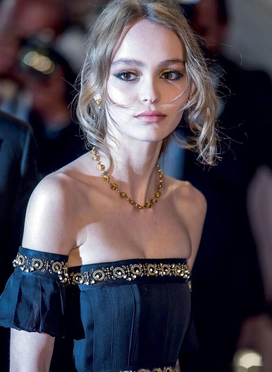 饱满性感!莉莉-罗丝·德普的迷人魅力,女神风采一览无余