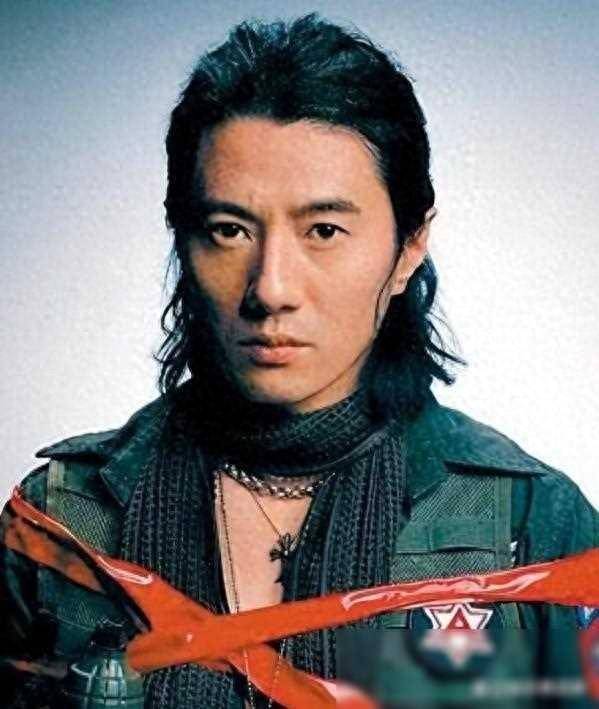 郑钧年轻时魅力有多大?金星直言他不用说话,女孩都往他身上扑