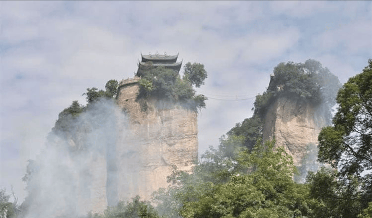 窦圌山,位于四川江油城北20公里武都镇.