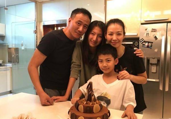 他和师妹第一次吃饭,喝16瓶啤酒成就一段情_胡军_时候_卢芳