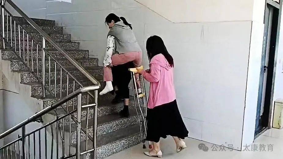 太康芝麻洼教师陈桂云拄着双拐去上课