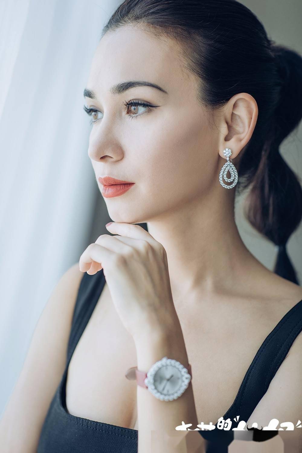 这谁顶得住!45岁卢靖姗的魅力写真,展示出她的饱满有料和风韵十足