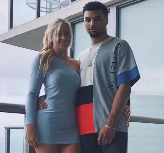 而2020年,他与麦迪逊·普威特也有短暂恋情,后者是美国电视名人.