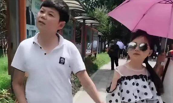 2019年,成都"最美"袖珍女结婚,32岁模样像10岁,如今过得怎样_杨萍