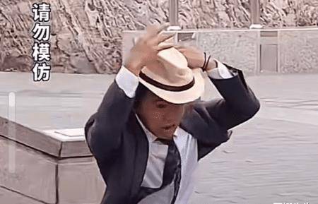 成龙招牌动作火了,广大网友争相模仿,喊话大哥能进成家班吗?