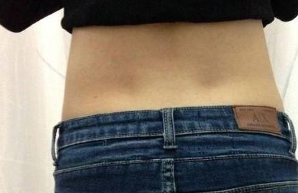 女人的后腰常有2处"凹点",也许是意想不到的好处,你有吗?