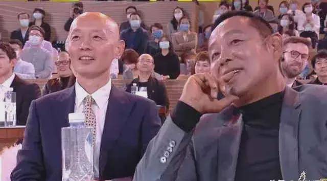 葛优和陈道明同台颁奖,葛优半天不说话,陈道明急了:你咋不说话