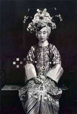 王敏彤(完颜立童记),爱新觉罗·毓朗外孙女,其父为完颜立贤(军机大臣