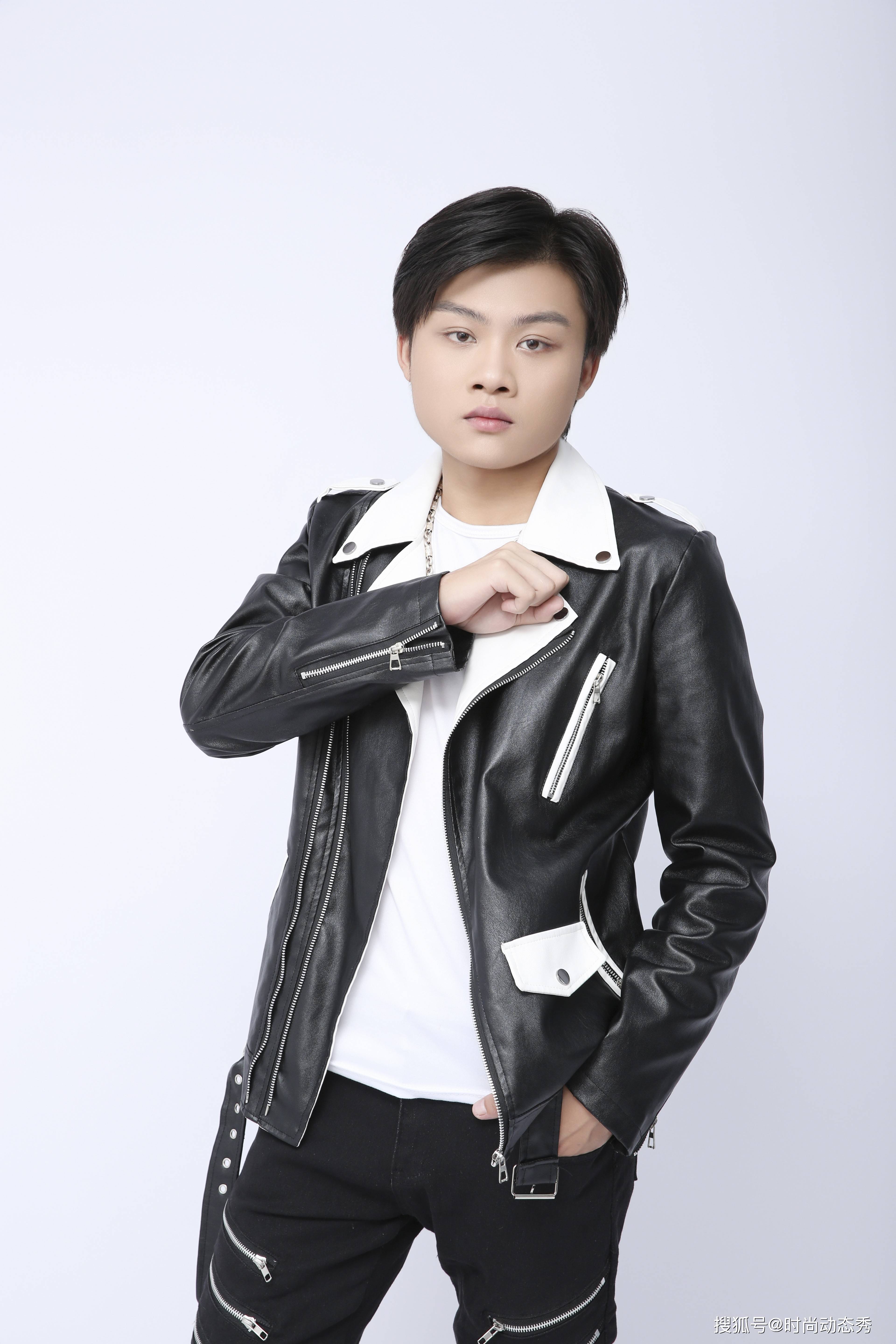 魅力型男许鸿铭,展现独特风采!