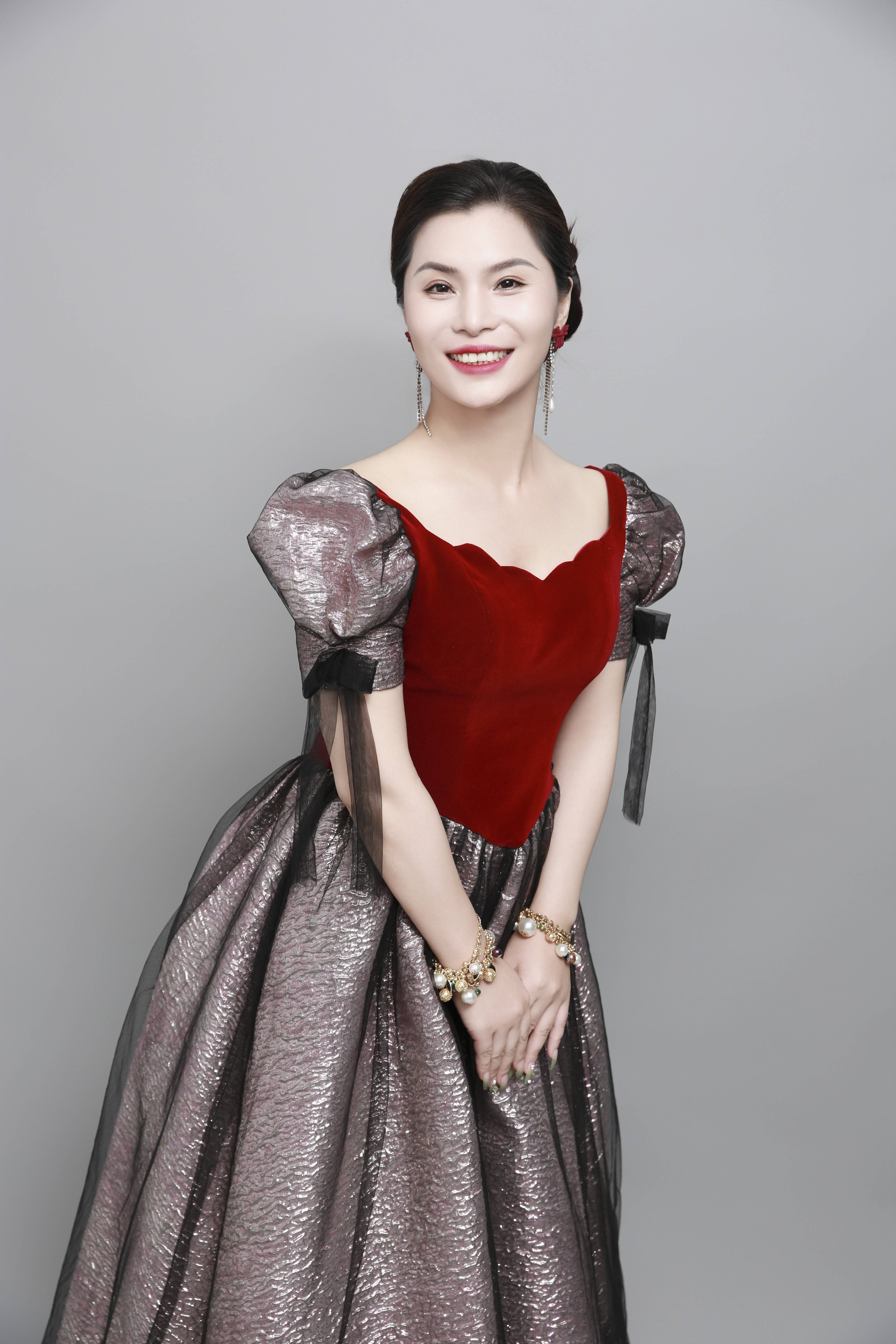 美丽绽放:女模特刘悦宁的时尚蜕变之旅