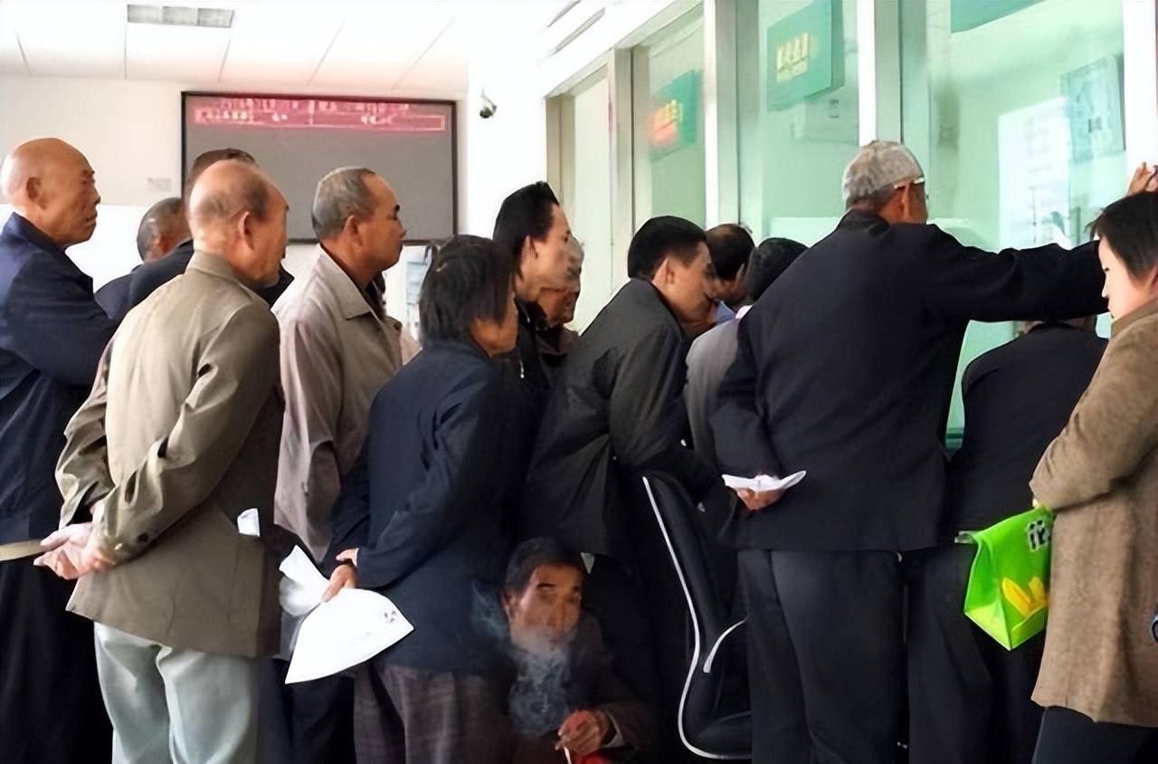 银行门口排队取钱,很多老年人为啥放弃利息也要取出?看看咋回事!