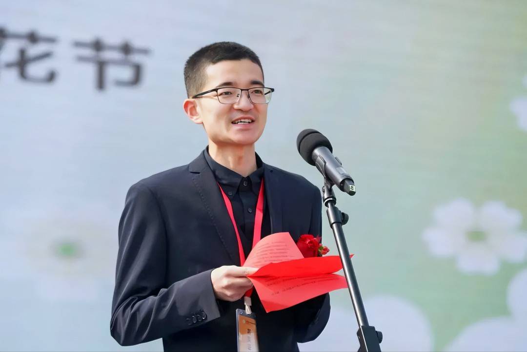 在梨花节开幕式上,砀山县委书记