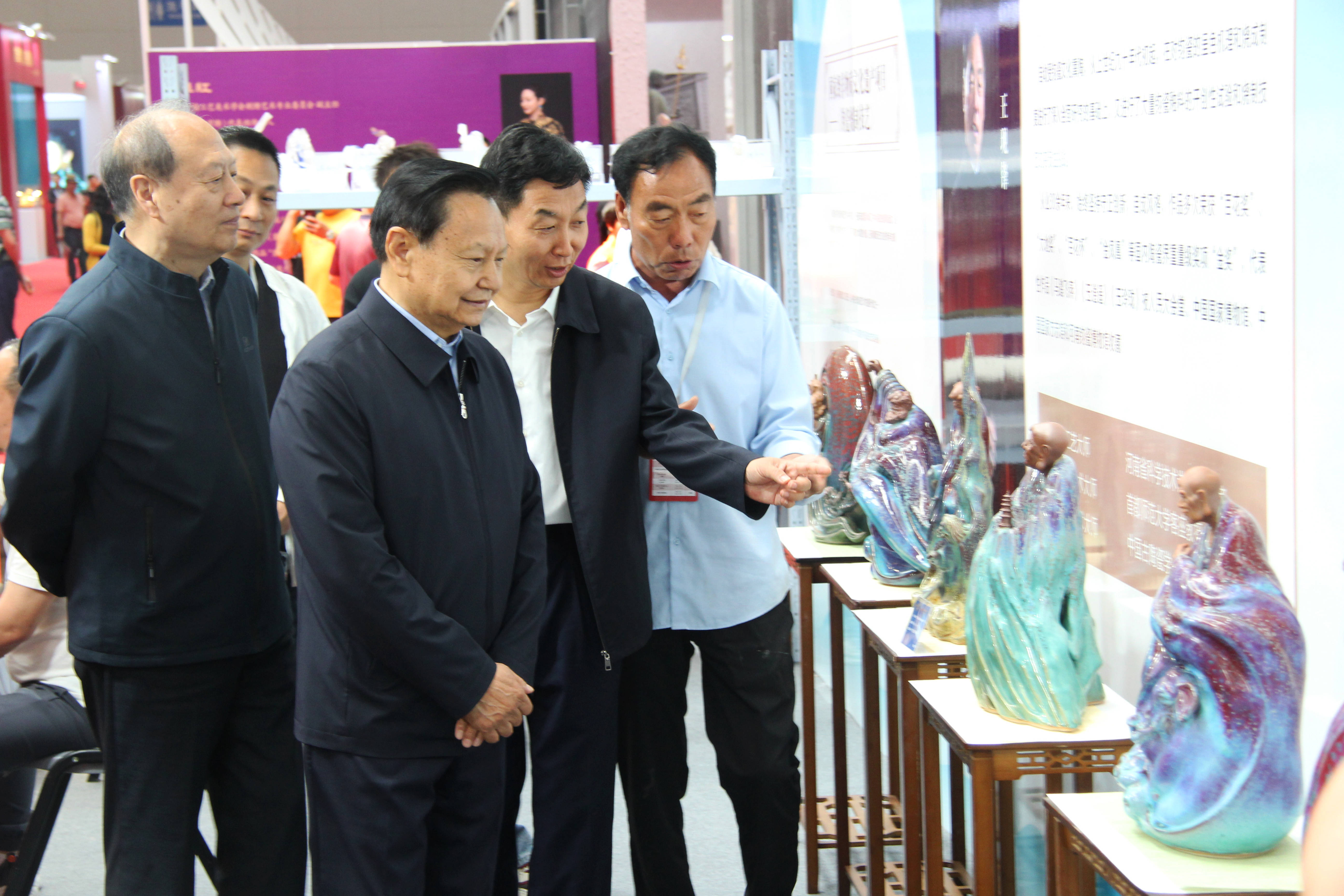 三十多年来,王现锋厚积薄发,靠着精湛的钧瓷烧制技艺和顽强的拼搏精神