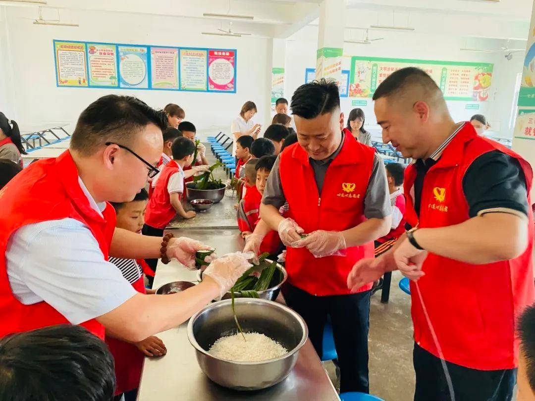 西安市心连心志愿者协会走进周至县哑柏镇中心小学开展关爱"小春芽"