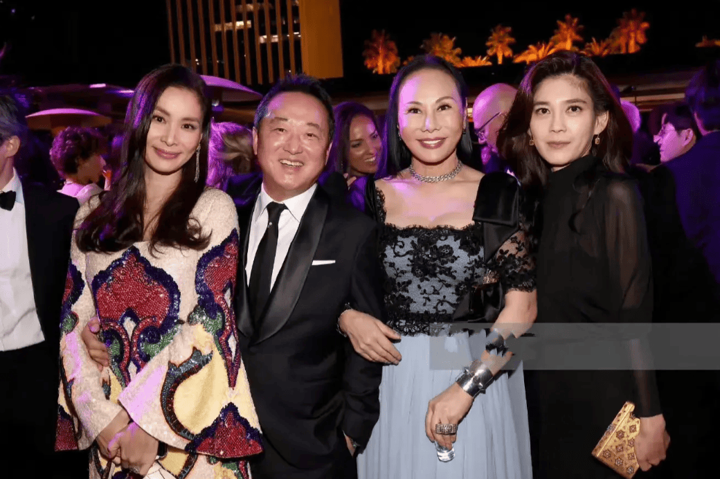新加坡新总理夫人吕子蕊,穿小黑裙梳着自然卷发,超像名媛李富真