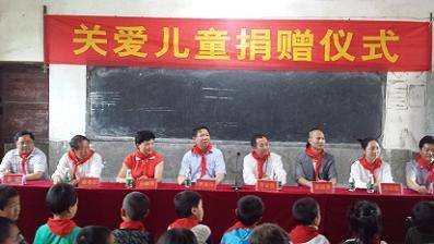 在余江县杨溪乡大塘村小学,同学们在"六一"儿童节之前用上了崭新的课