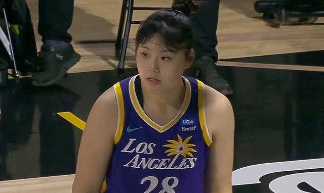 金卡戴珊现身wnba揭幕战更衣室 追星库里教妹与女篮国手李月汝同框
