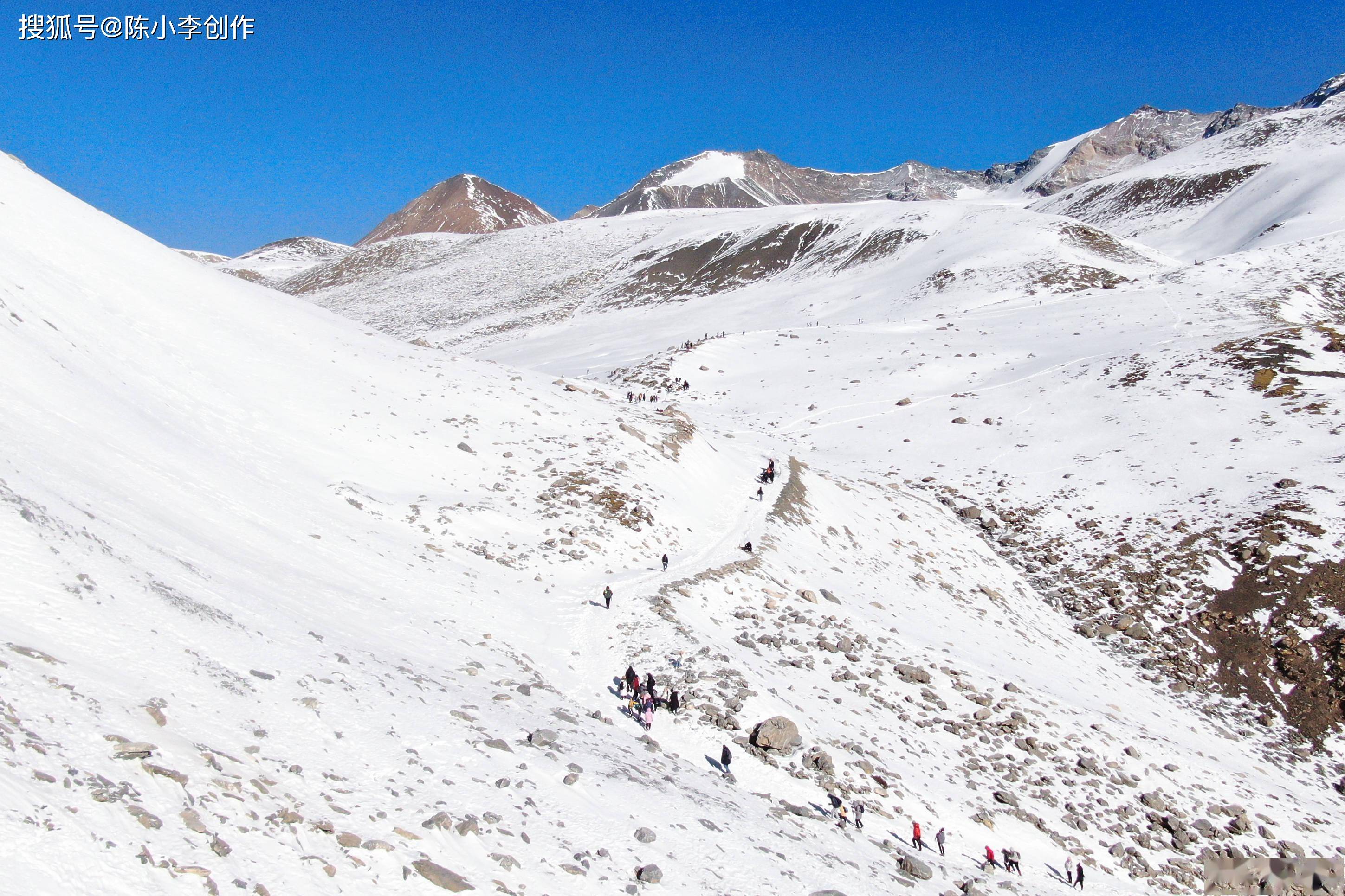 岗什卡雪峰,白雪皑皑,银光熠熠,宛如一条玉龙,龙峰夕照,五彩缤纷.