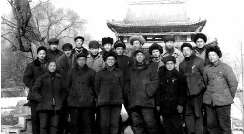 养父母带着他回到了北京,居住了一个四合院中,李忆祖在这个四合院中