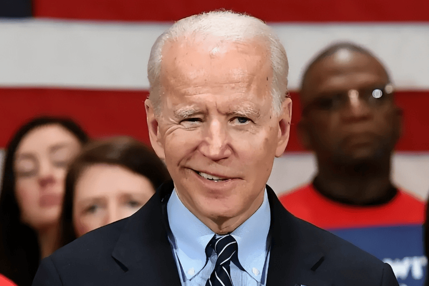 拜登疯狂对华撕咬!特朗普却公开唱反,这个中国人成最大赢家