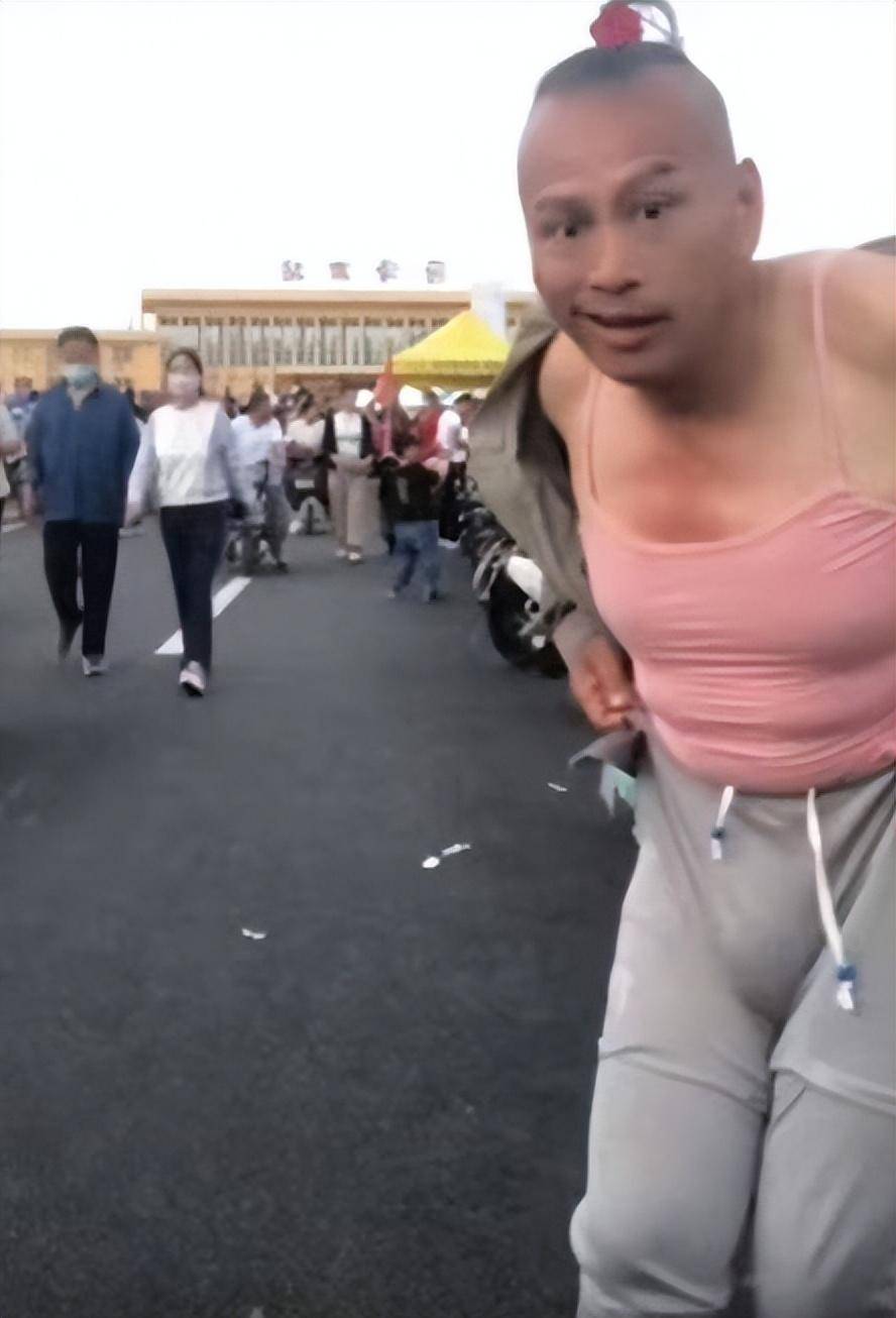 菏泽南站众网红"群魔乱舞",大叔怒斥:别毁了下一代_郭有才_大姐_哪吒