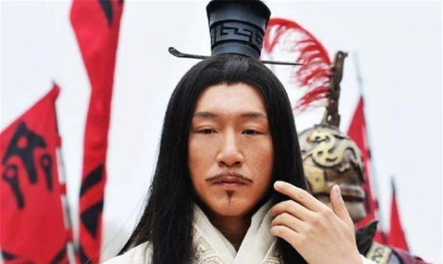 在暗中还买通了楚国大臣靳尚,天天在楚怀王耳边,蛊惑其与秦国联盟;楚