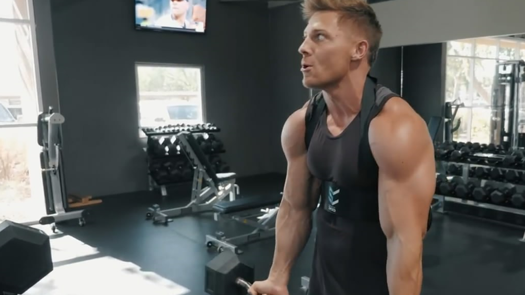 榨干手臂日的6个最好动作,让强悍手臂更粗壮饱满袖口包不住!