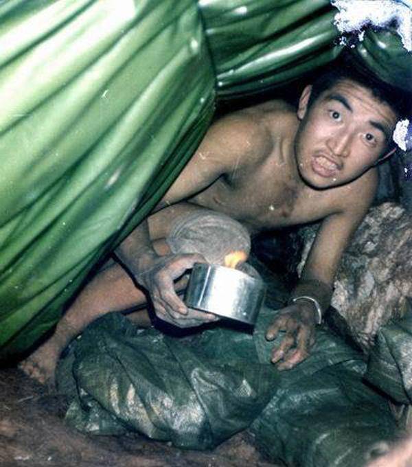 民兵上阵地慰问,还有女的!看到战士狼狈相,姑娘流热泪