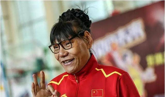 女篮中锋郑海霞享正师级待遇,54岁月薪过万,双腿变形仍独自奔波