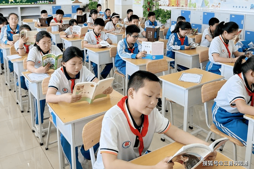 六年级特举办"我最喜爱的一本书"演讲比赛,同学们尽情地沉浸在文学的