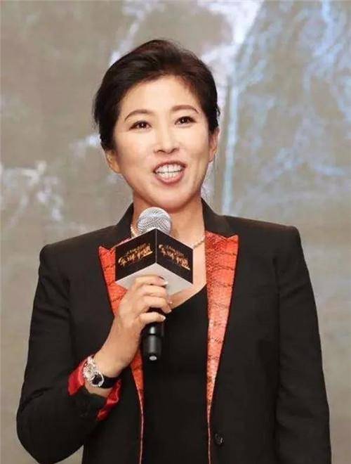 前体操冠军吴冰:卷走44亿逃往美国,如今买飞机住豪宅,装病拒回
