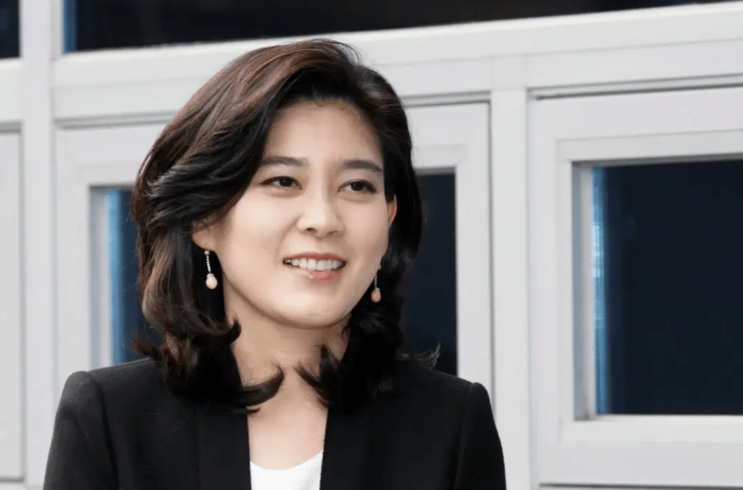 新加坡新总理夫人吕子蕊,穿小黑裙梳着自然卷发,超像名媛李富真