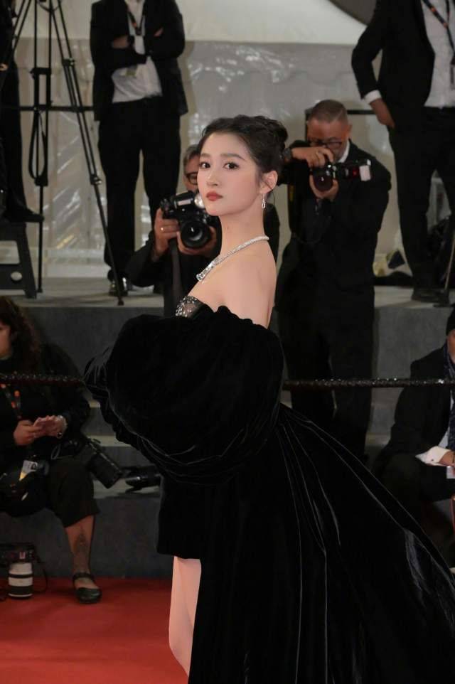 关晓彤惊艳戛纳之夜:借来的礼服赢来的赞美?这波操作有点"6"