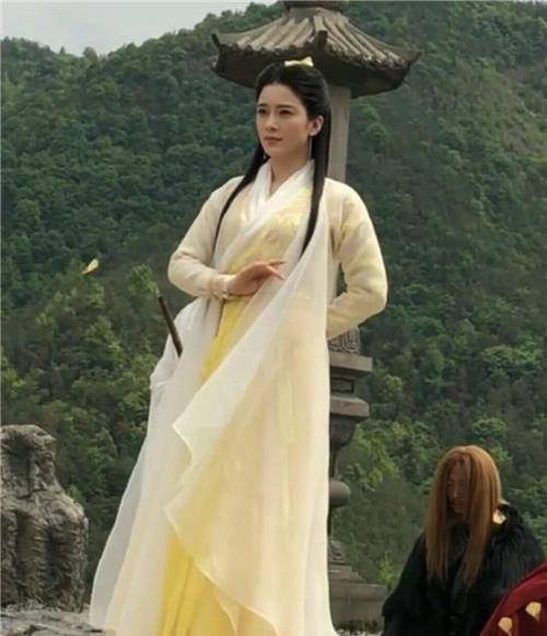 "终南山下,活死人墓,神雕侠侣,绝迹江湖",黄裳女子作为杨过跟小龙女的