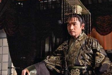 次早,莒国国君亲自率领三百人巡郊,恰好遇到杞梁的车子,杞梁说道,我乃