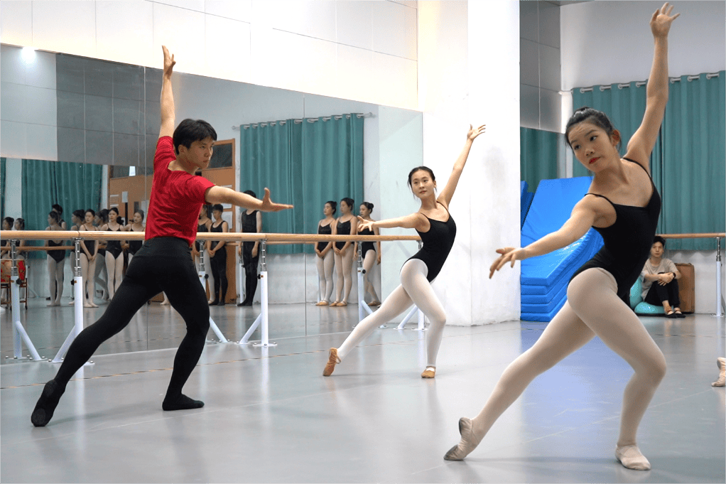 绽放自我 展现艺术丨郑航实验高级中学举行艺术专业期中考试