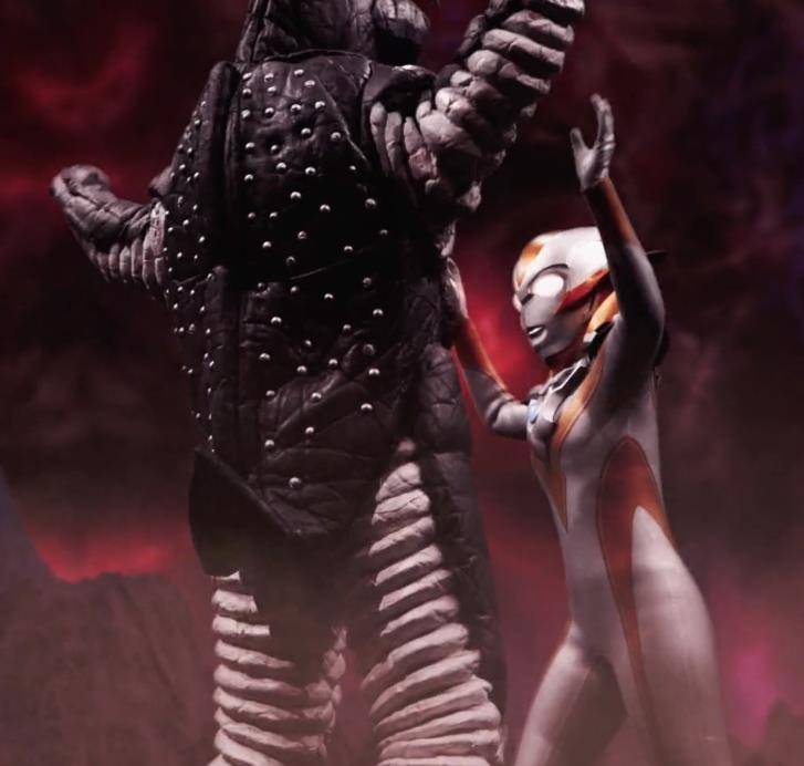 格丽乔萌到杰顿军团破防,初次过肩摔失败以后,杰顿主动配合她摔倒在地