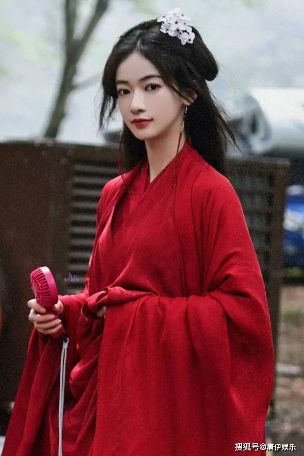 吴谨言红衣路透,清冷仙气侧脸精致,网友:是仙女下凡碎玻璃吗?