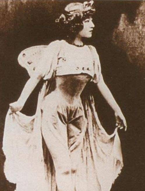 她出身贵族世家,慈禧身边最美的女官,晚年家境没落,气质却依旧