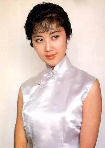 朱琳并不是一个专业的演员出身,朱琳在1970年考入北京通讯兵文工团