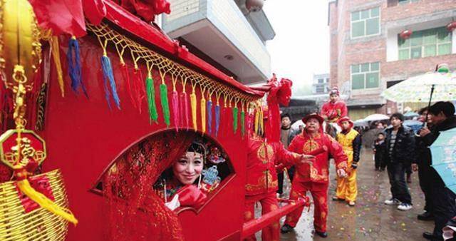 在古代,结婚的遇上出殡的,都怎么处理?有一个规矩大家要牢记