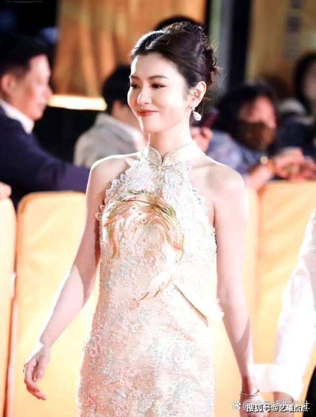 《钱塘里》再次火爆出圈, 剧场外行李箱排起长龙_小米_金月芳_观众