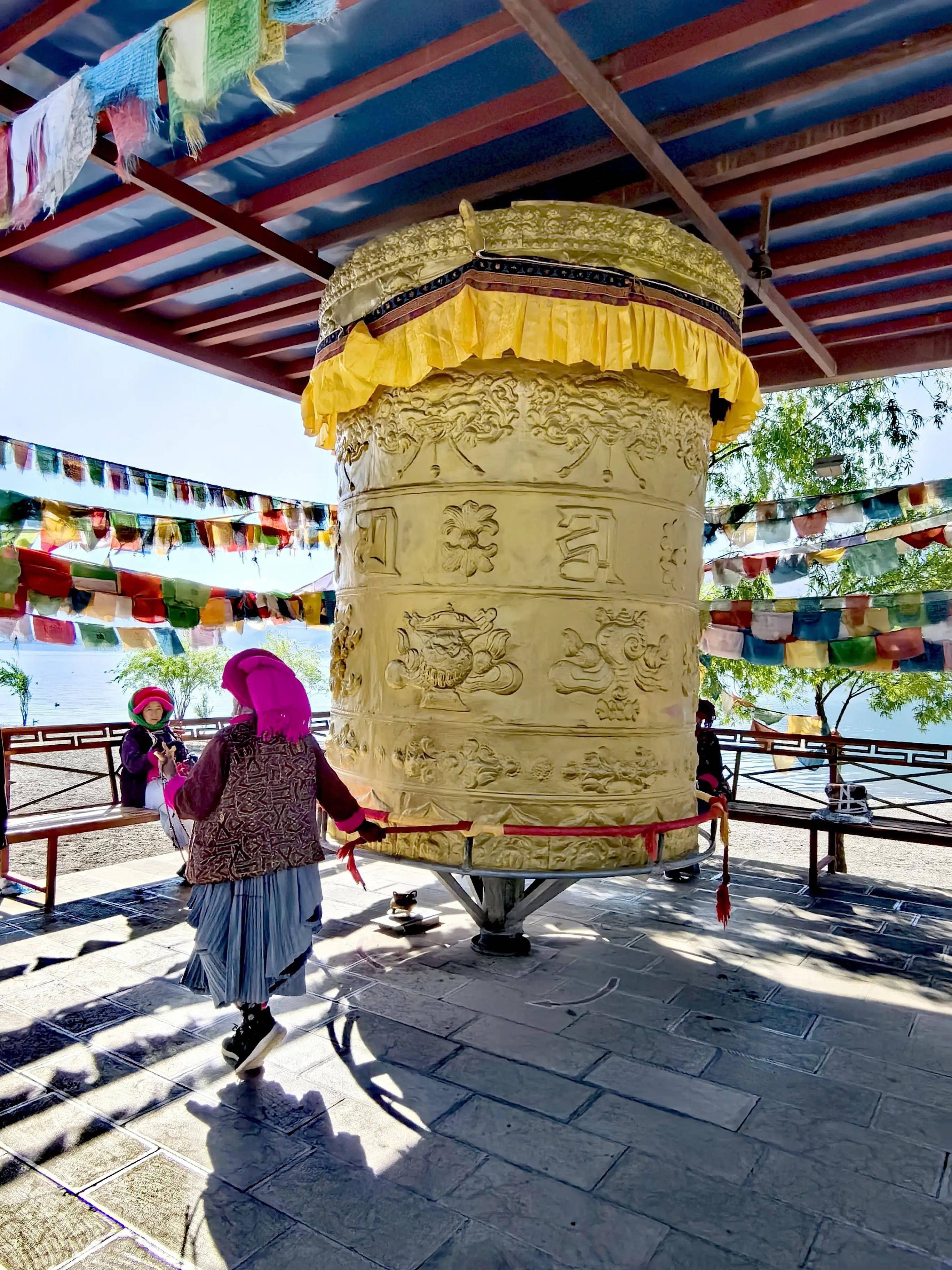 泸沽湖有两个国家4a景区,一个在云南,一个在四川,游客一票通