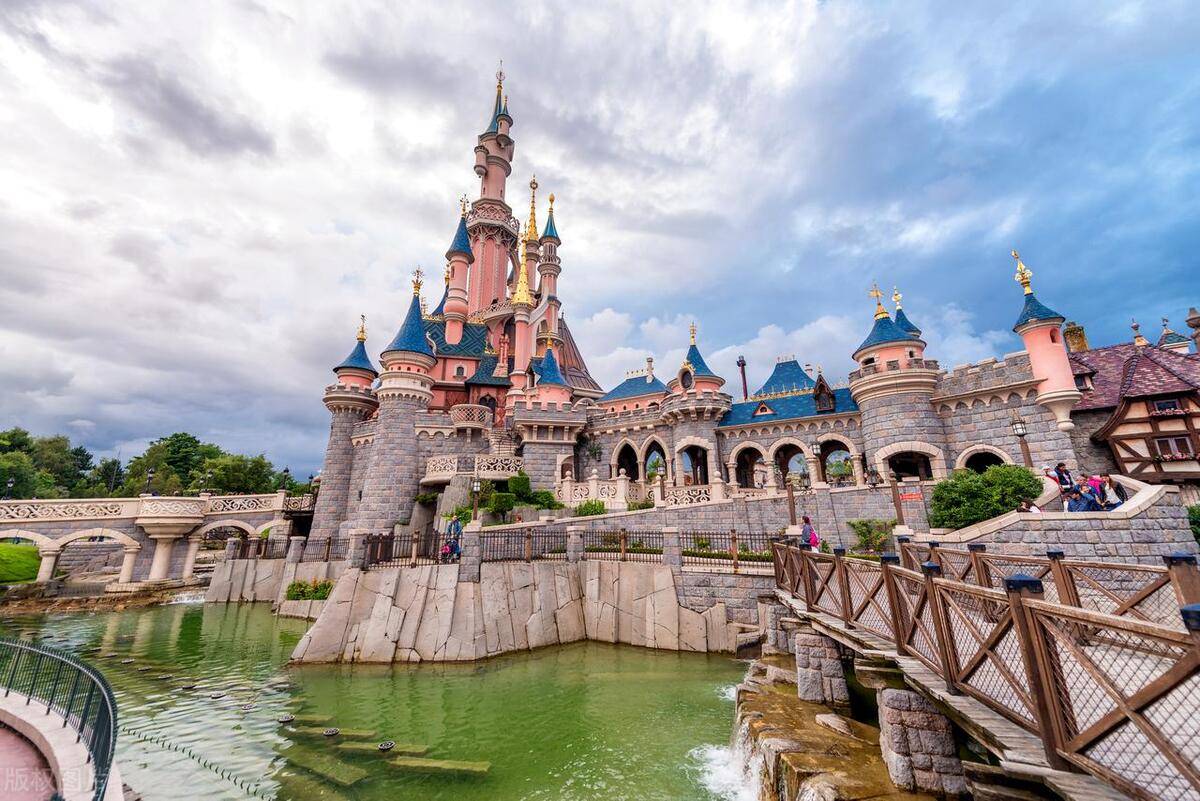 这里有七大神奇园区等待着他们去探索:探险岛,宝藏湾,明日世界,梦幻