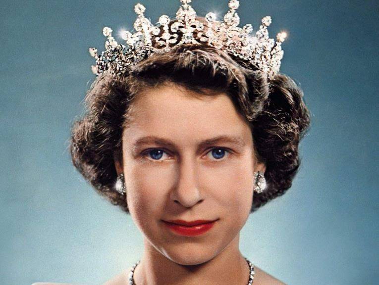 同为肯尼迪的女人:梦露见女王恭敬行屈膝礼,杰奎琳吐槽女王老气