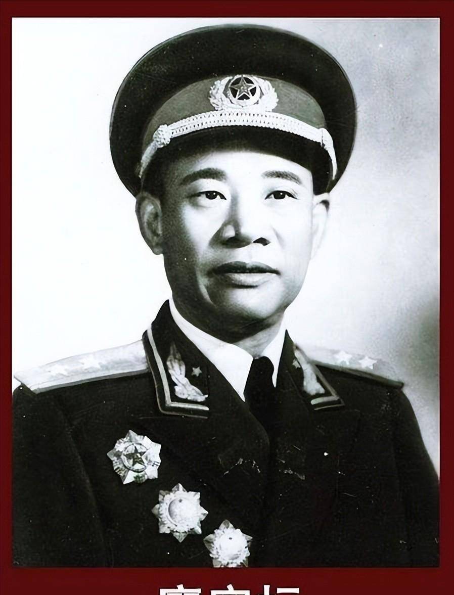 八路侦察员夜宿地主儿媳新房,感觉有人在身上乱摸,一脚踹了出去