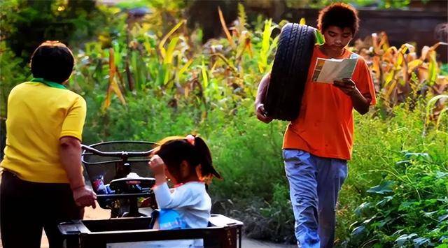 在这个贫苦的环境中,李天赐慢慢长大.