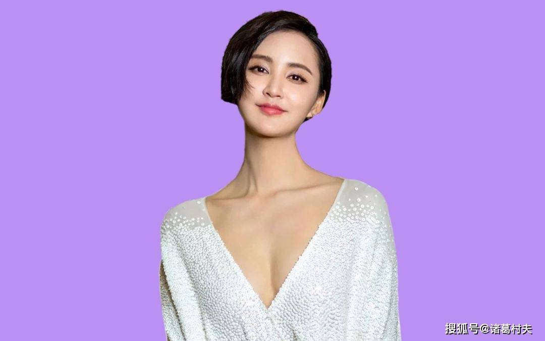 她的五官精致,眼睛明亮,皮肤白皙,笑起来时甜美可爱.