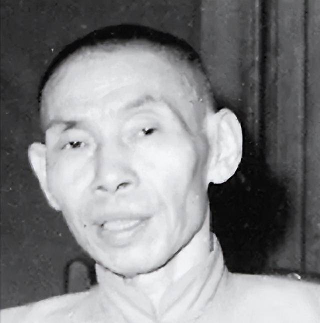 恩人儿子来投靠,杜月笙老婆故意扔钱,说:如果捡了,就不用他