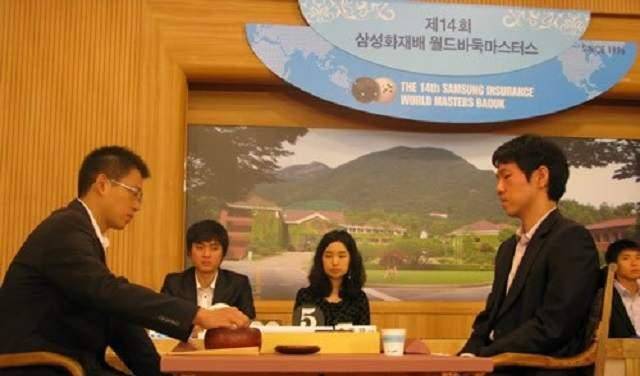 韩国围棋大师李昌镐,父母为其系鞋带,师母:他不懂人类的生活